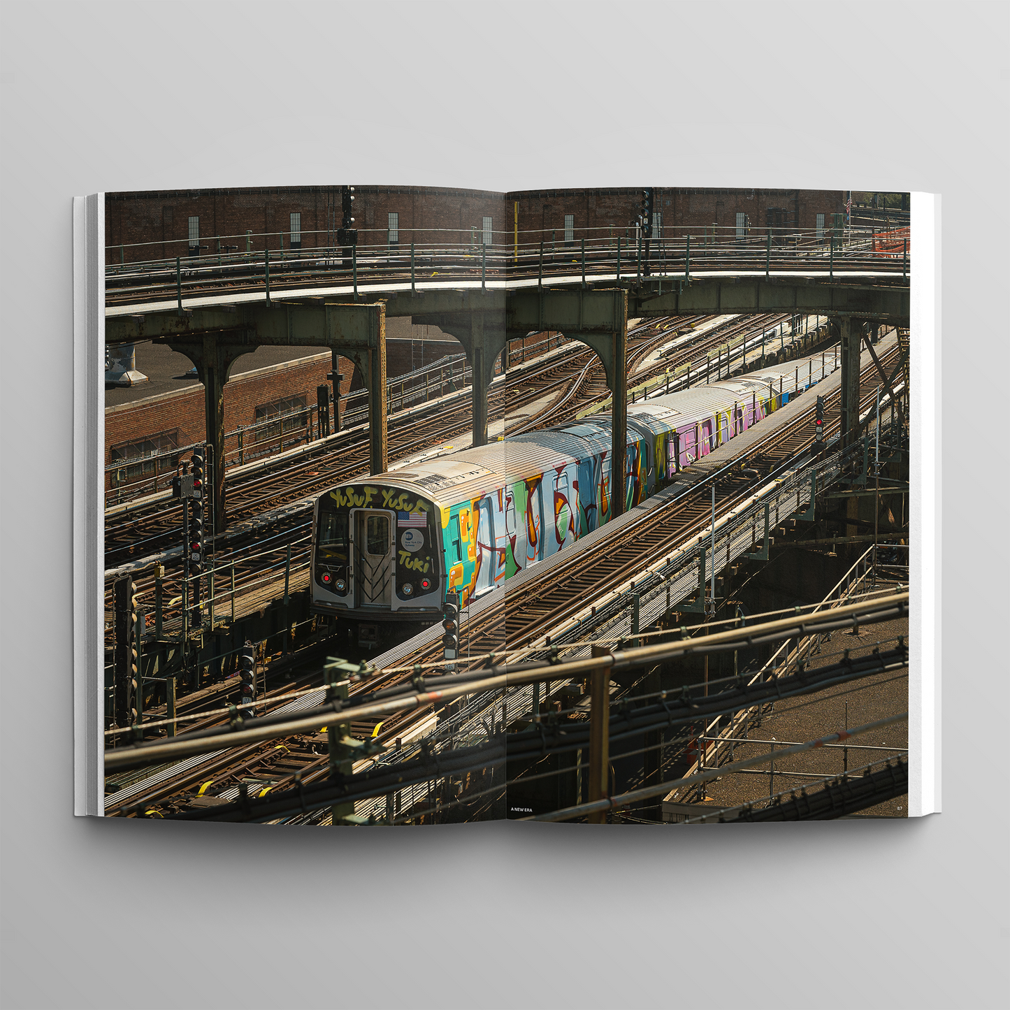 WHITEBOOK 01 - IT´S A CIRCLE (REGULAR EDITION)